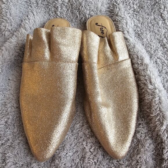 Free People Women's Sienna Metallic Ruffle Leather Slip On Mule Flat Size 7 Gold - Picture 2 of 6